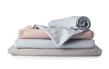 Beyaz arkaplanda temiz çarşaf yığını