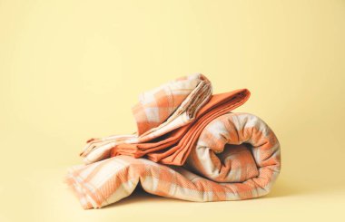 Renk arkaplanına temiz çarşaf yığını