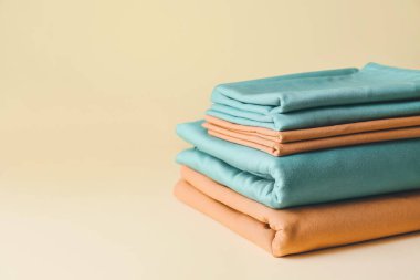 Renk arkaplanına temiz çarşaf yığını