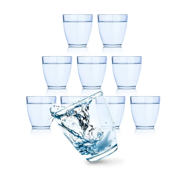 Viele Gläser Süßwasser Auf Weißem Hintergrund — Stockfoto