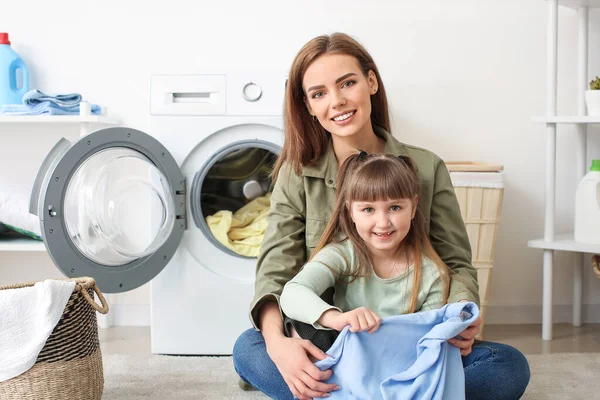 Mulher Sua Filhinha Bonita Fazendo Lavanderia Casa — Fotografia de Stock