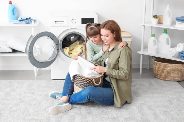 Mulher Sua Filhinha Bonita Fazendo Lavanderia Casa — Fotografia de Stock