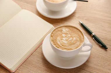 Kafedeki masada bir fincan lezzetli kahve.