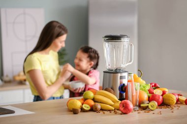 Mutfak masasında smoothie için blender ve malzemeler