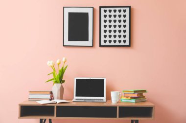 Modern bilgisayarı olan şık bir iş yeri.