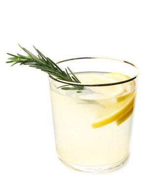 Beyaz arka planda bir bardak sağlıklı kokteyl.