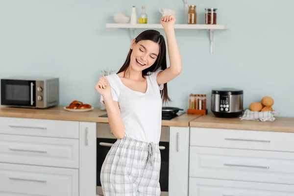 Beautiful Young Woman Dancing Kitchen — Stock Photo, Image