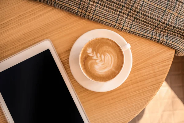 Kupa Ízletes Kávé Tabletta Számítógép Asztalon Kávézóban — Stock Fotó