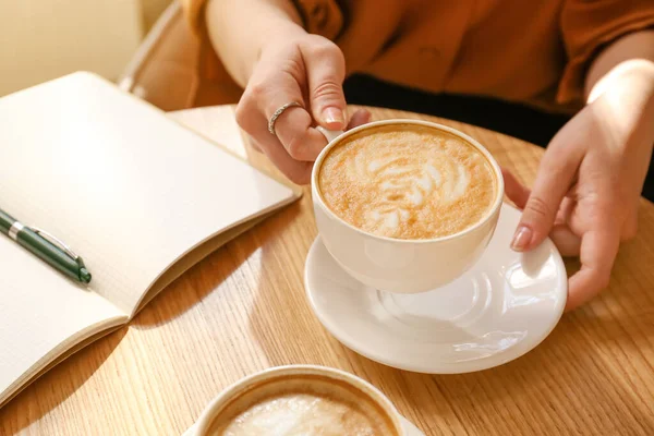 Femme Buvant Café Savoureux Table Dans Café — Photo