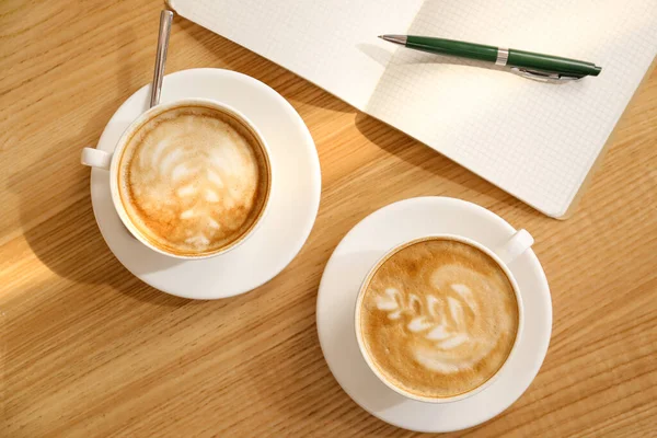 Tasses Café Savoureux Sur Table Dans Café — Photo