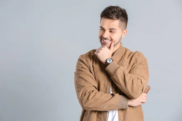 Hombre Guapo Con Peinado Elegante Sobre Fondo Gris —  Fotos de Stock