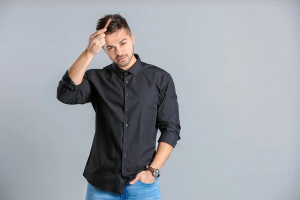 Schöner Mann Mit Stylischer Frisur Und Kamm Auf Grauem Hintergrund — Stockfoto