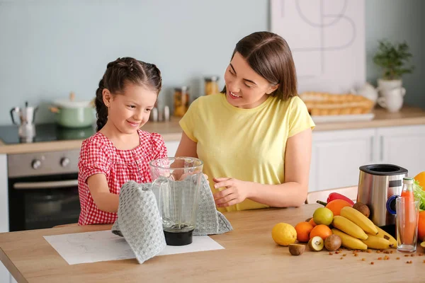 Mother Little Daughter Cleaning Blender Kitchen — Stock Photo, Image