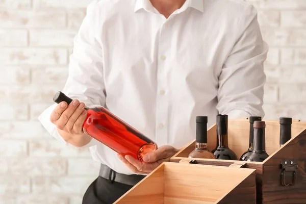 Man Bottles Wine Box Brick Background — Stock Photo, Image