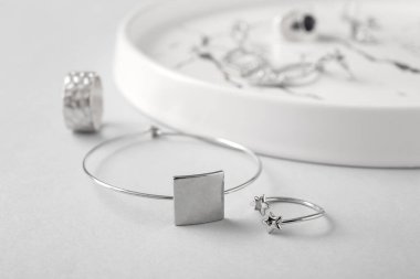 Işık arka planında güzel mücevherleri olan bir tabak.