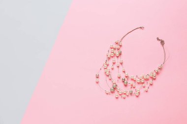 Renkli arkaplanda güzel bir kolye