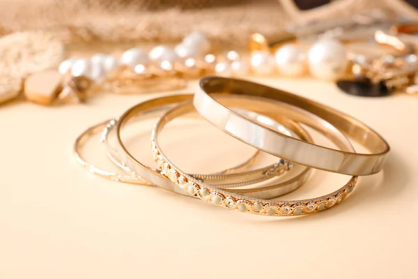 Pulseiras Bonitas Fundo Cor — Fotografia de Stock