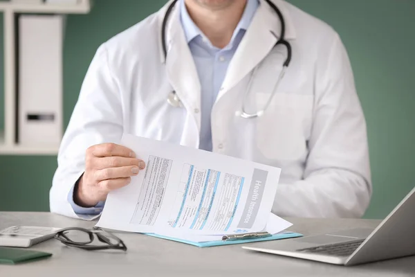 Médico Com Formulário Seguro Saúde Mesa Close — Fotografia de Stock