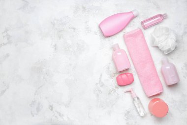 Açık arkaplanda banyo malzemeleri olan duş jelleri.