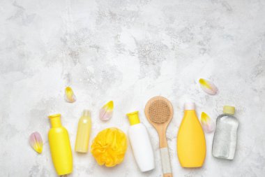 Açık arkaplanda banyo malzemeleri olan duş jelleri.