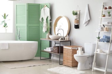 Modern tuvaleti olan modern bir banyo.