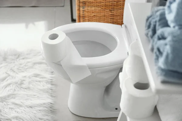 Toilet Mangkuk Dan Gulungan Kertas Kamar Kecil — Stok Foto