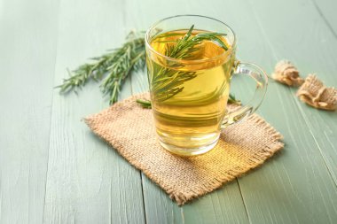 Masada biberiyeli bir fincan sıcak çay