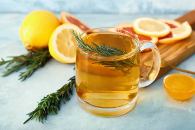 Renkli biberiyeli bir fincan sıcak çay.