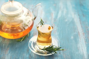 Biberiyeli çay ve çay.