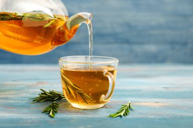 Biberiyeli lezzetli çayı çaydanlıktan masada fincana dök.