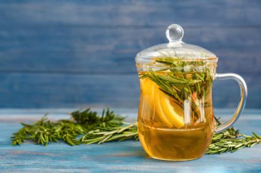 Masada biberiyeli bir fincan sıcak çay