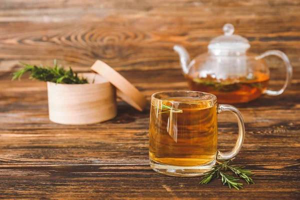 Kopje Warme Thee Met Rozemarijn Tafel — Stockfoto