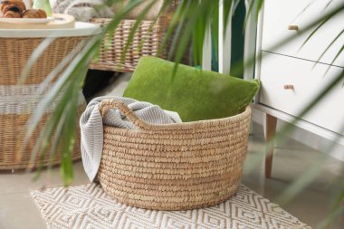 Ekose ve yastıklı sepet.