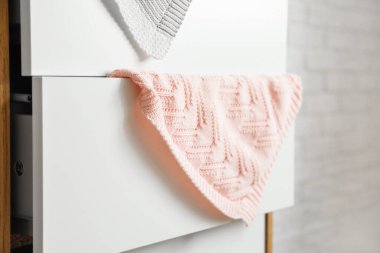 Kareli kumaşlı çekmeceler, yakın plan.