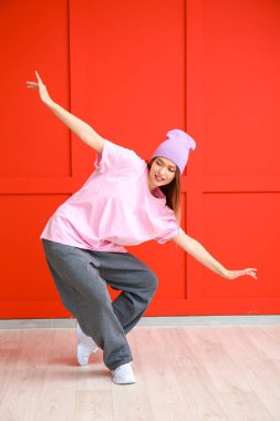 Genç bayan hip-hop dansçısı renk duvarına karşı