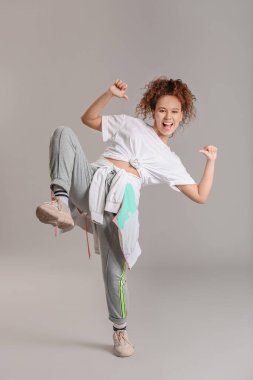Gri arka planda Afro-Amerikan hip-hop dansçısı