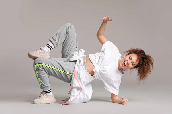 Afroamerikanische Hip Hop Tänzerin Auf Grauem Hintergrund — Stockfoto