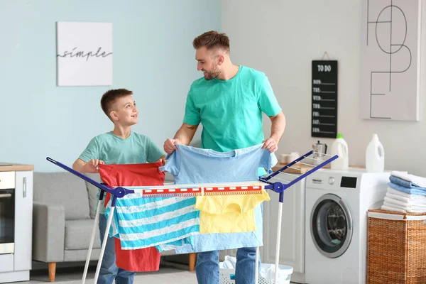 洗濯乾燥機で父と息子 — ストック写真