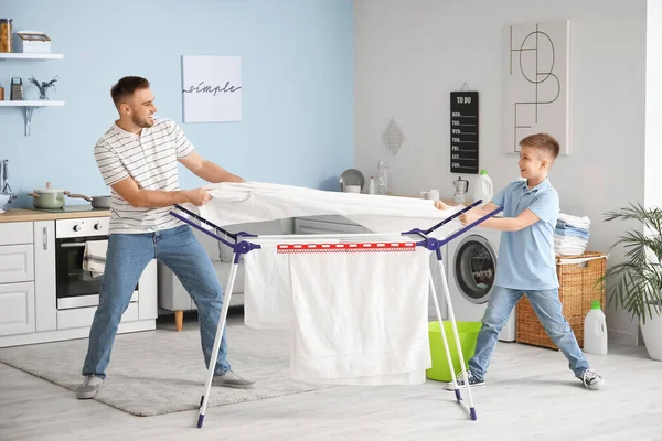 Pai Filho Divertindo Enquanto Pendurava Roupa Secadora Roupas — Fotografia de Stock