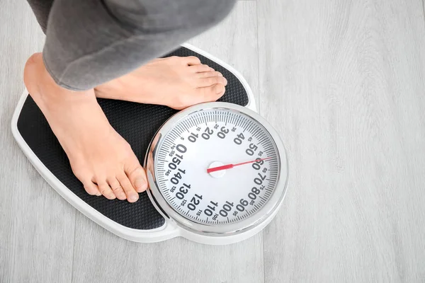 Young Woman Measuring Her Weight Home — Stock Photo, Image