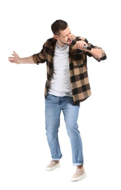 Beyaz arka planda şarkı söyleyen yakışıklı adam