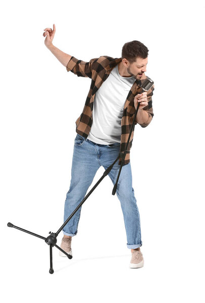 Красивый мужчина поет на белом фоне
