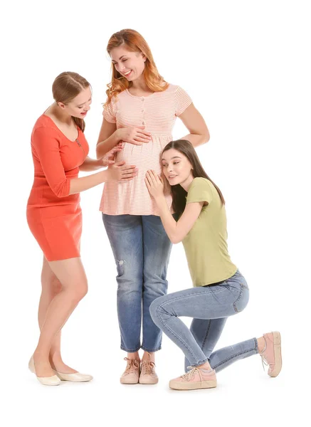 Beyaz Arka Planda Lezbiyen Bir Çift Hamile Bir Kadın Taşıyıcı — Stok fotoğraf