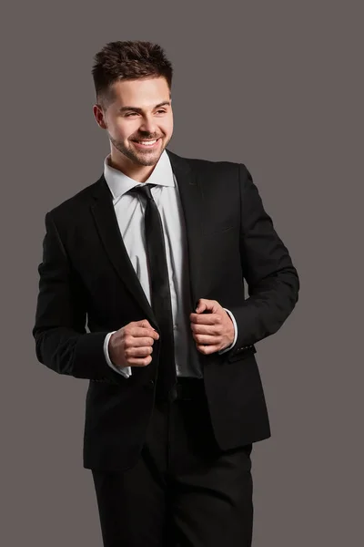 Joven Guapo Traje Elegante Sobre Fondo Gris —  Fotos de Stock