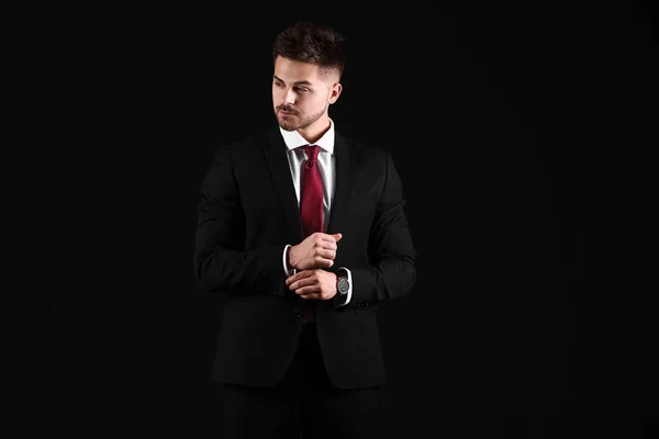 Hombre Joven Guapo Traje Elegante Sobre Fondo Oscuro —  Fotos de Stock