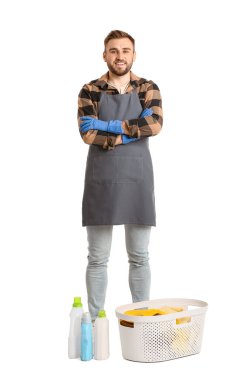 Beyaz arka planda çamaşırları olan genç bir adam.