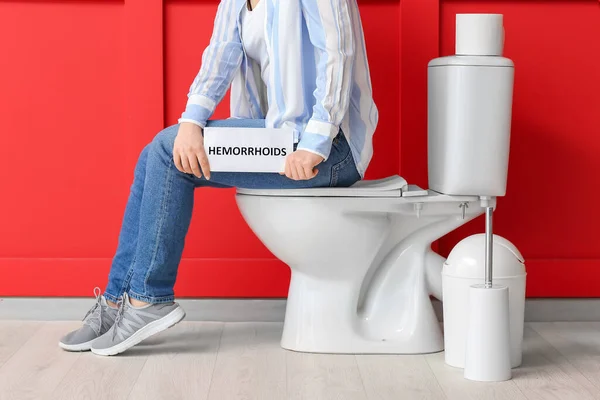 トイレで痔を患っている若い女性 — ストック写真
