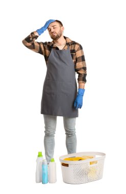 Beyaz arka planda çamaşırları olan yorgun bir adam.