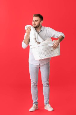 Kirli çamaşırları olan genç bir adam