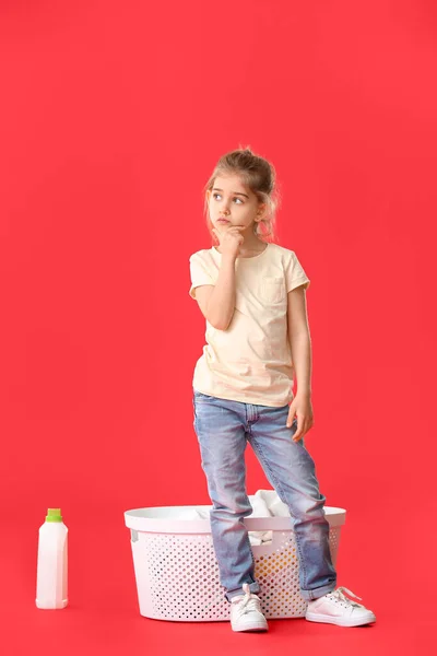 有思想的小女孩 有彩色背景的洗衣店 — 图库照片